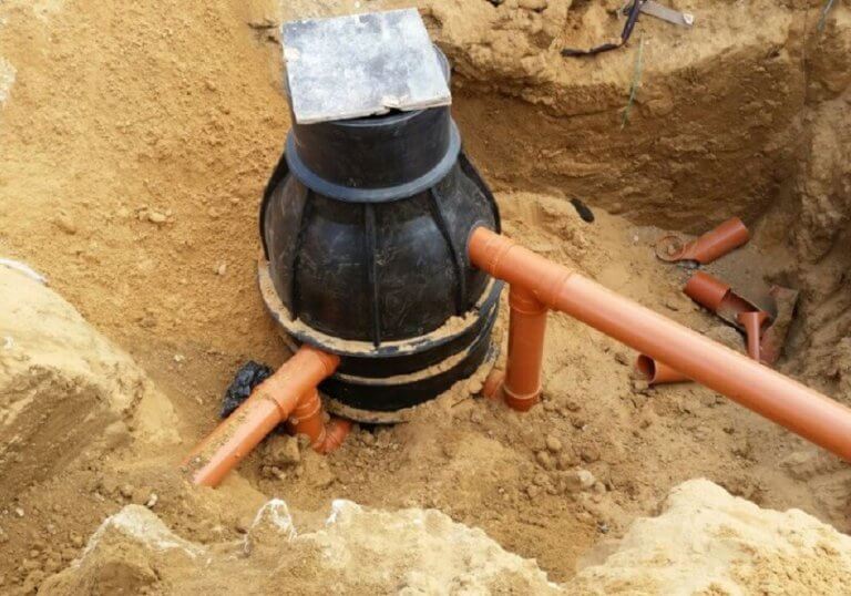 כניסה עם מפלים לשוחה הראשית